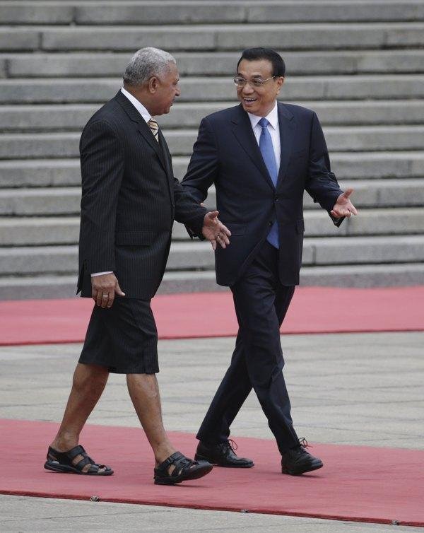 Με σανδάλια και φούστα ο πρωθυπουργός των Φίτζι στην Κίνα [εικόνες]  | iefimerida.gr 0