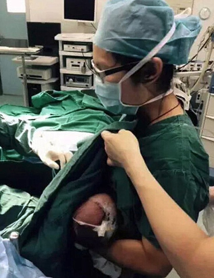 Νοσοκόμα–«άγγελος»: Θήλασε βρέφος την ώρα που του έκαναν επέμβαση [εικόνες]  | iefimerida.gr 3