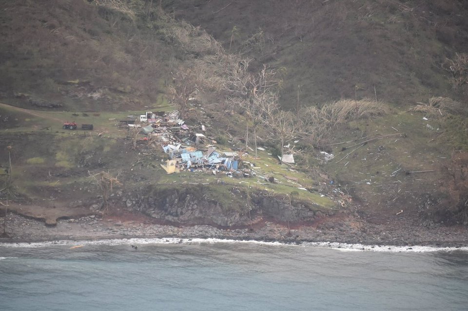 Κυκλώνας ισοπέδωσε τα Φίτζι -Εικόνες καταστροφής από διαλυμένα χωριά [εικόνες] | iefimerida.gr 1