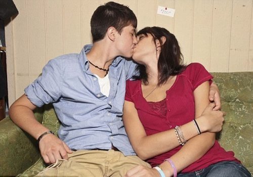 Ζευγάρι τρανσέξουαλ εφήβων γνωρίστηκαν στην κλινική αλλαγής φύλου [εικόνες] | iefimerida.gr 1