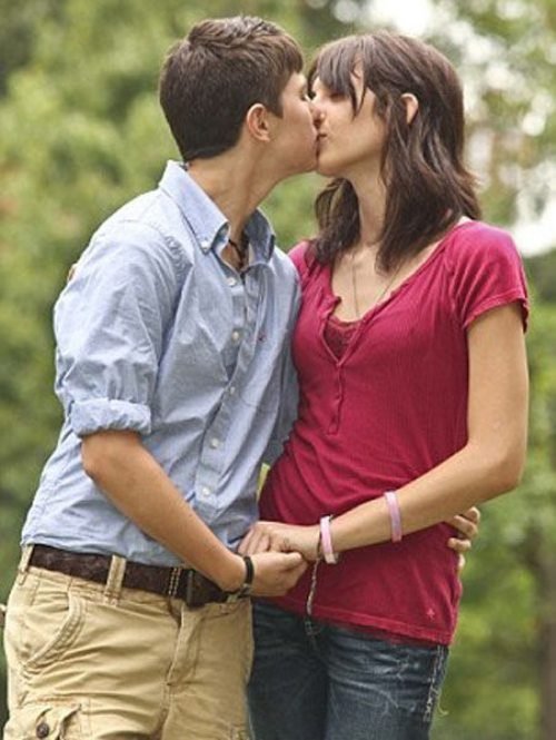 Ζευγάρι τρανσέξουαλ εφήβων γνωρίστηκαν στην κλινική αλλαγής φύλου [εικόνες] | iefimerida.gr 2