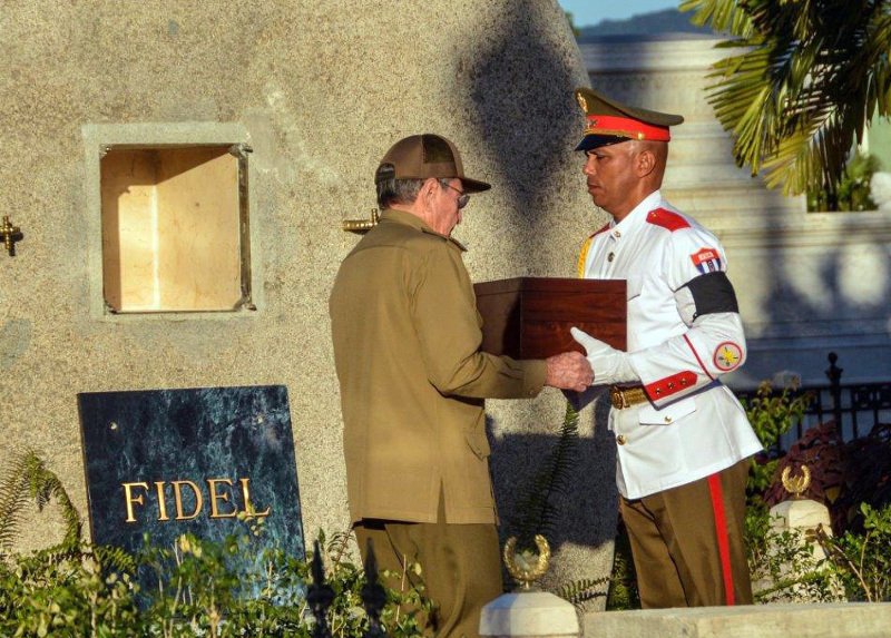 Στο άνοιγμα μιας πέτρας τοποθετήθηκε η τέφρα του Φιντέλ Κάστρο [εικόνες] | iefimerida.gr 0
