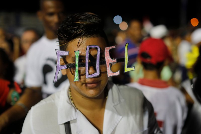 Στο άνοιγμα μιας πέτρας τοποθετήθηκε η τέφρα του Φιντέλ Κάστρο [εικόνες] | iefimerida.gr 4