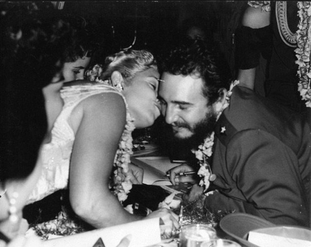 Οι άγνωστες φωτογραφίες του Φιντέλ Κάστρο -Οι γυναίκες και το ψάρεμα [εικόνες] | iefimerida.gr 0