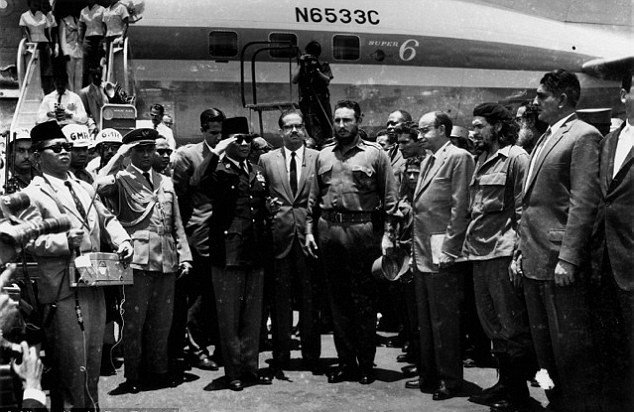 Οι άγνωστες φωτογραφίες του Φιντέλ Κάστρο -Οι γυναίκες και το ψάρεμα [εικόνες] | iefimerida.gr 2