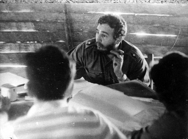 Οι άγνωστες φωτογραφίες του Φιντέλ Κάστρο -Οι γυναίκες και το ψάρεμα [εικόνες] | iefimerida.gr 3