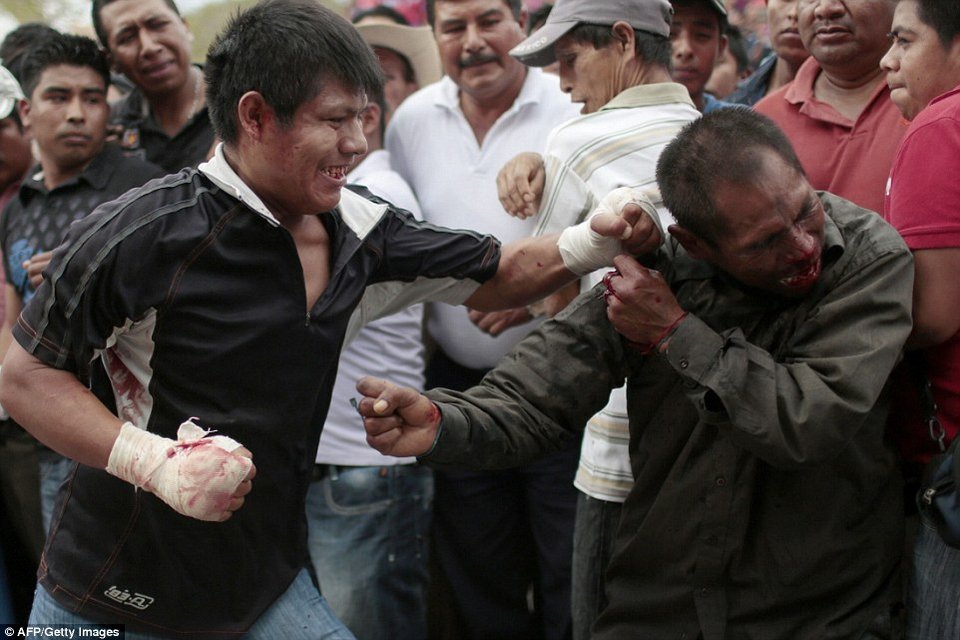  Μπουνιές, μαλλιοτραβήγματα, μάχες σώμα με σώμα- Ετσι γιορτάζουν οι Ινδιάνοι του Μεξικού μια σημαντική επέτειο [εικόνες]   | iefimerida.gr 0