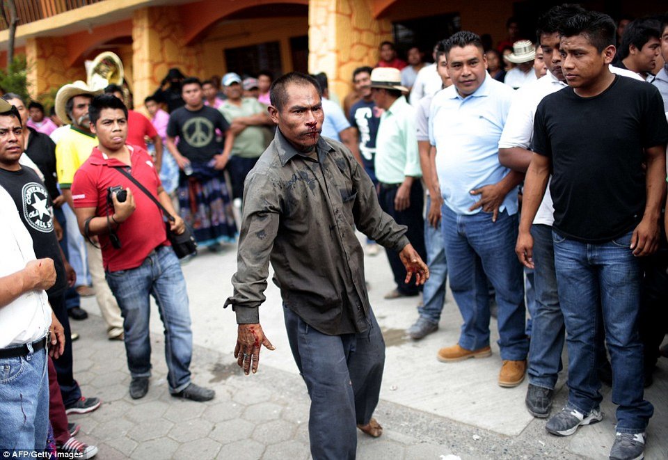  Μπουνιές, μαλλιοτραβήγματα, μάχες σώμα με σώμα- Ετσι γιορτάζουν οι Ινδιάνοι του Μεξικού μια σημαντική επέτειο [εικόνες]   | iefimerida.gr 9