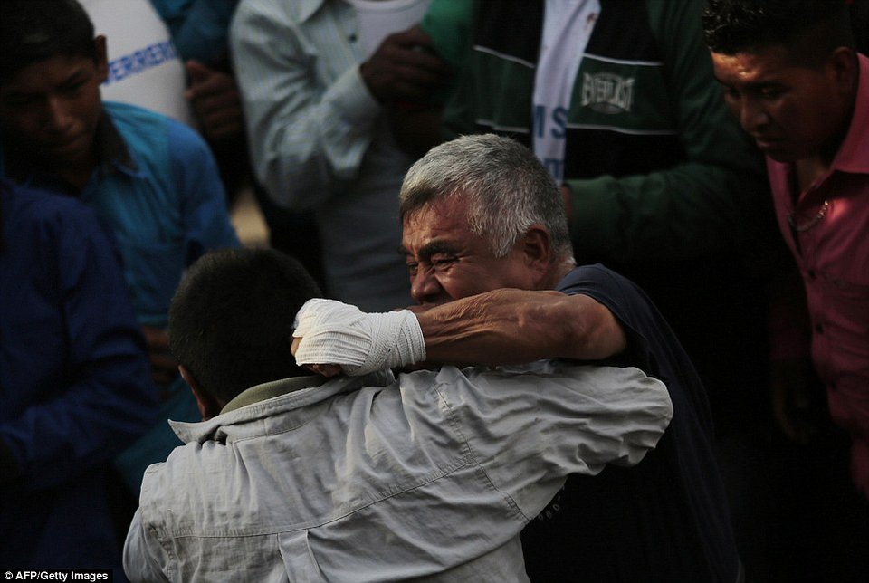  Μπουνιές, μαλλιοτραβήγματα, μάχες σώμα με σώμα- Ετσι γιορτάζουν οι Ινδιάνοι του Μεξικού μια σημαντική επέτειο [εικόνες]   | iefimerida.gr 10