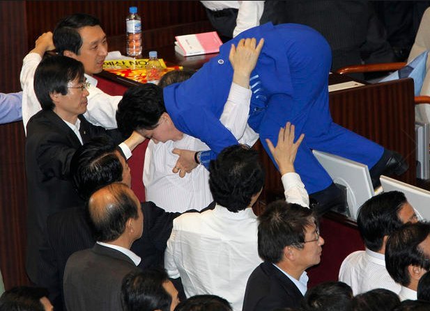 Αγριάδες στη Βουλή: Οταν οι πολιτικοί όλου του κόσμου αφήνουν τα λόγια και πιάνονται στα χέρια [εικόνες] | iefimerida.gr 10