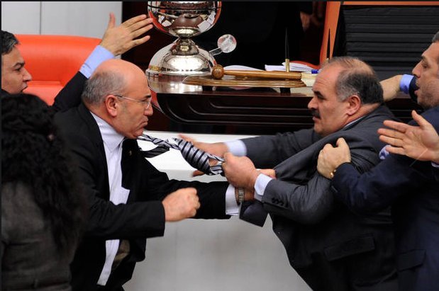 Αγριάδες στη Βουλή: Οταν οι πολιτικοί όλου του κόσμου αφήνουν τα λόγια και πιάνονται στα χέρια [εικόνες] | iefimerida.gr 11