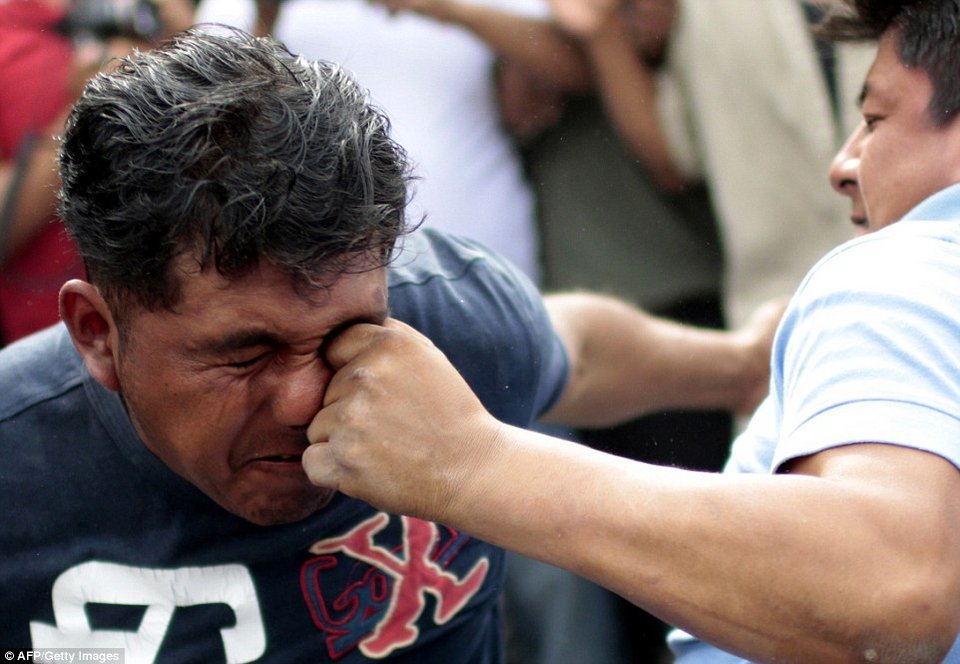  Μπουνιές, μαλλιοτραβήγματα, μάχες σώμα με σώμα- Ετσι γιορτάζουν οι Ινδιάνοι του Μεξικού μια σημαντική επέτειο [εικόνες]   | iefimerida.gr 1