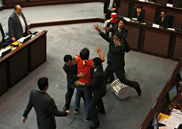 Αγριάδες στη Βουλή: Οταν οι πολιτικοί όλου του κόσμου αφήνουν τα λόγια και πιάνονται στα χέρια [εικόνες] | iefimerida.gr 0