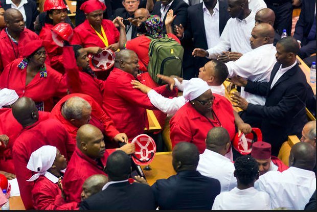 Αγριάδες στη Βουλή: Οταν οι πολιτικοί όλου του κόσμου αφήνουν τα λόγια και πιάνονται στα χέρια [εικόνες] | iefimerida.gr 1