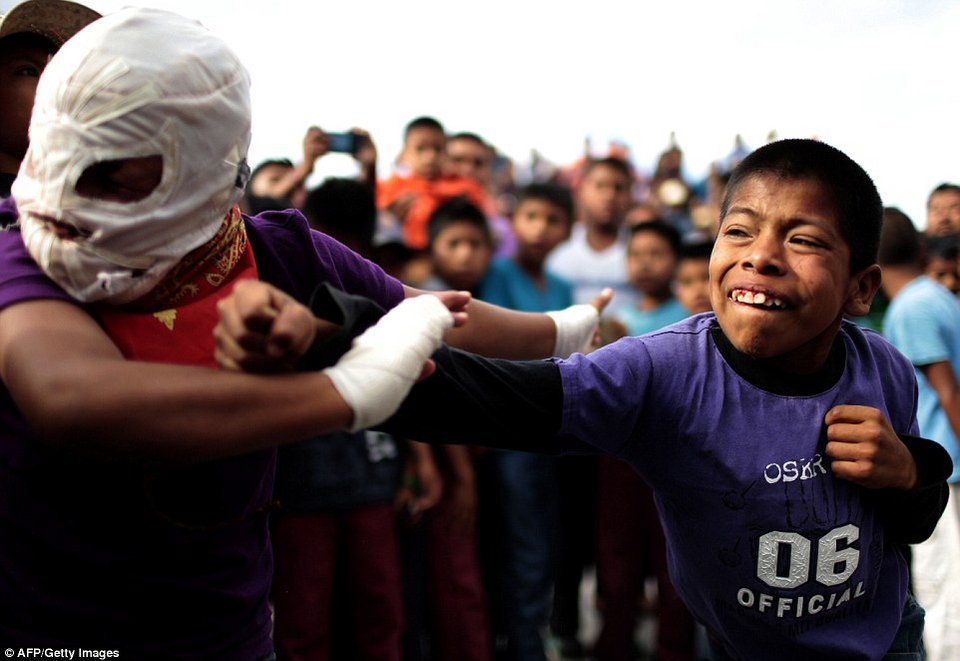  Μπουνιές, μαλλιοτραβήγματα, μάχες σώμα με σώμα- Ετσι γιορτάζουν οι Ινδιάνοι του Μεξικού μια σημαντική επέτειο [εικόνες]   | iefimerida.gr 4