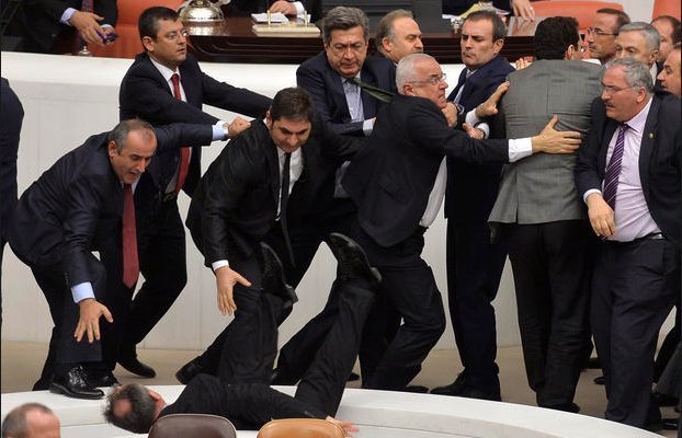 Αγριάδες στη Βουλή: Οταν οι πολιτικοί όλου του κόσμου αφήνουν τα λόγια και πιάνονται στα χέρια [εικόνες] | iefimerida.gr 2