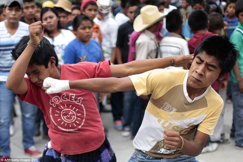  Μπουνιές, μαλλιοτραβήγματα, μάχες σώμα με σώμα- Ετσι γιορτάζουν οι Ινδιάνοι του Μεξικού μια σημαντική επέτειο [εικόνες]   | iefimerida.gr 5