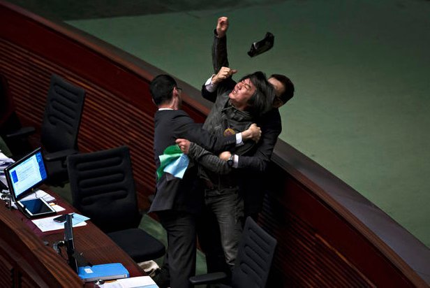 Αγριάδες στη Βουλή: Οταν οι πολιτικοί όλου του κόσμου αφήνουν τα λόγια και πιάνονται στα χέρια [εικόνες] | iefimerida.gr 3