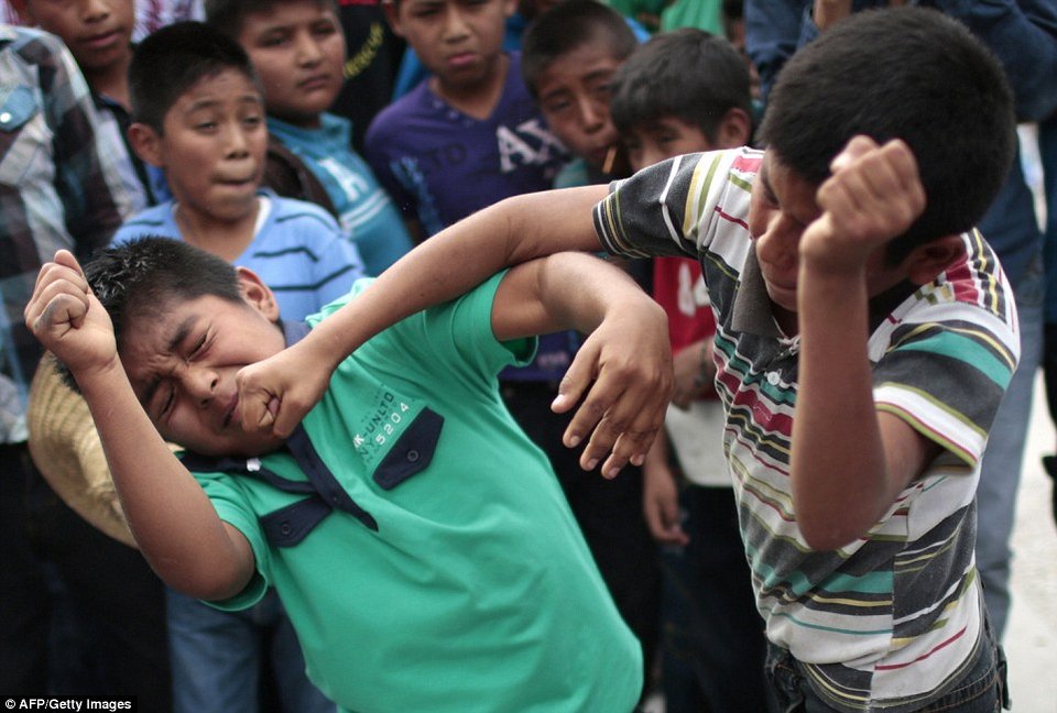  Μπουνιές, μαλλιοτραβήγματα, μάχες σώμα με σώμα- Ετσι γιορτάζουν οι Ινδιάνοι του Μεξικού μια σημαντική επέτειο [εικόνες]   | iefimerida.gr 6