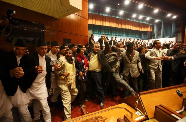 Αγριάδες στη Βουλή: Οταν οι πολιτικοί όλου του κόσμου αφήνουν τα λόγια και πιάνονται στα χέρια [εικόνες] | iefimerida.gr 4