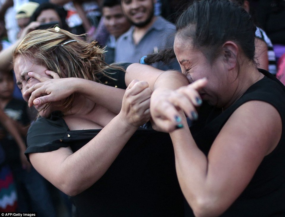  Μπουνιές, μαλλιοτραβήγματα, μάχες σώμα με σώμα- Ετσι γιορτάζουν οι Ινδιάνοι του Μεξικού μια σημαντική επέτειο [εικόνες]   | iefimerida.gr 7