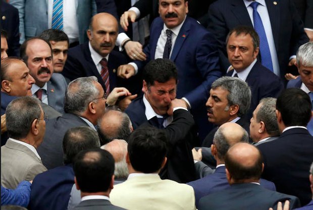 Αγριάδες στη Βουλή: Οταν οι πολιτικοί όλου του κόσμου αφήνουν τα λόγια και πιάνονται στα χέρια [εικόνες] | iefimerida.gr 5