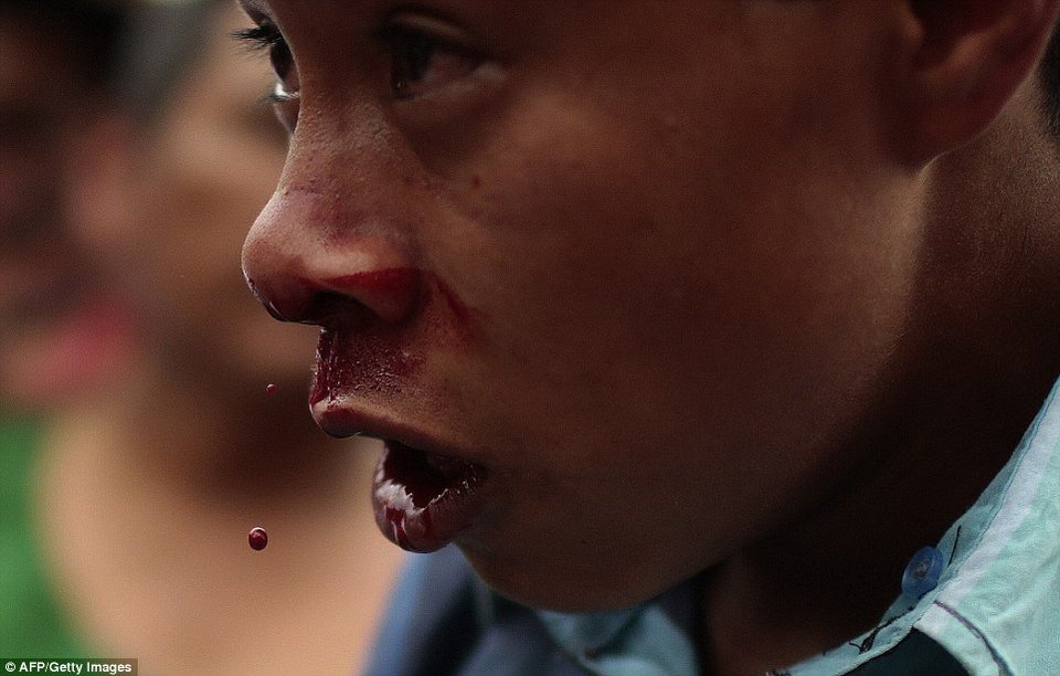  Μπουνιές, μαλλιοτραβήγματα, μάχες σώμα με σώμα- Ετσι γιορτάζουν οι Ινδιάνοι του Μεξικού μια σημαντική επέτειο [εικόνες]   | iefimerida.gr 8