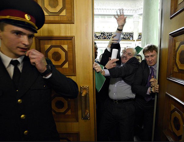 Αγριάδες στη Βουλή: Οταν οι πολιτικοί όλου του κόσμου αφήνουν τα λόγια και πιάνονται στα χέρια [εικόνες] | iefimerida.gr 6