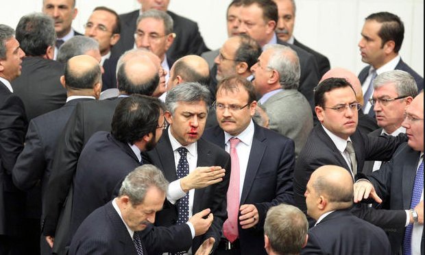 Αγριάδες στη Βουλή: Οταν οι πολιτικοί όλου του κόσμου αφήνουν τα λόγια και πιάνονται στα χέρια [εικόνες] | iefimerida.gr 7