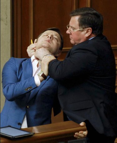 Αγριάδες στη Βουλή: Οταν οι πολιτικοί όλου του κόσμου αφήνουν τα λόγια και πιάνονται στα χέρια [εικόνες] | iefimerida.gr 12