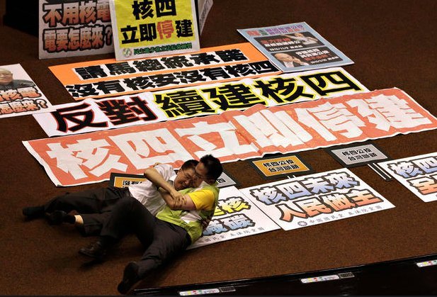 Αγριάδες στη Βουλή: Οταν οι πολιτικοί όλου του κόσμου αφήνουν τα λόγια και πιάνονται στα χέρια [εικόνες] | iefimerida.gr 13