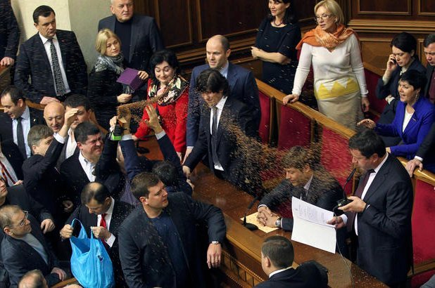 Αγριάδες στη Βουλή: Οταν οι πολιτικοί όλου του κόσμου αφήνουν τα λόγια και πιάνονται στα χέρια [εικόνες] | iefimerida.gr 14