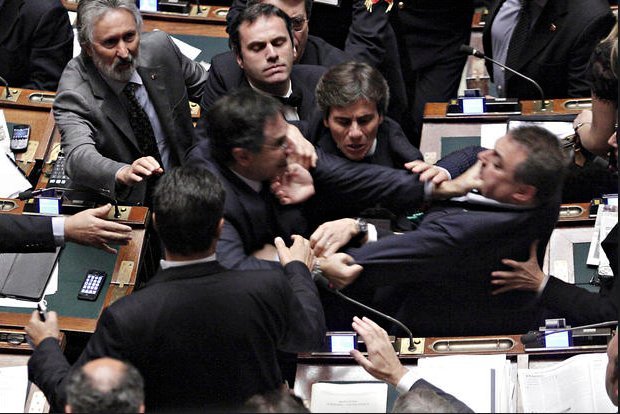 Αγριάδες στη Βουλή: Οταν οι πολιτικοί όλου του κόσμου αφήνουν τα λόγια και πιάνονται στα χέρια [εικόνες] | iefimerida.gr 15