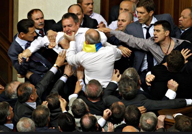Αγριάδες στη Βουλή: Οταν οι πολιτικοί όλου του κόσμου αφήνουν τα λόγια και πιάνονται στα χέρια [εικόνες] | iefimerida.gr 16
