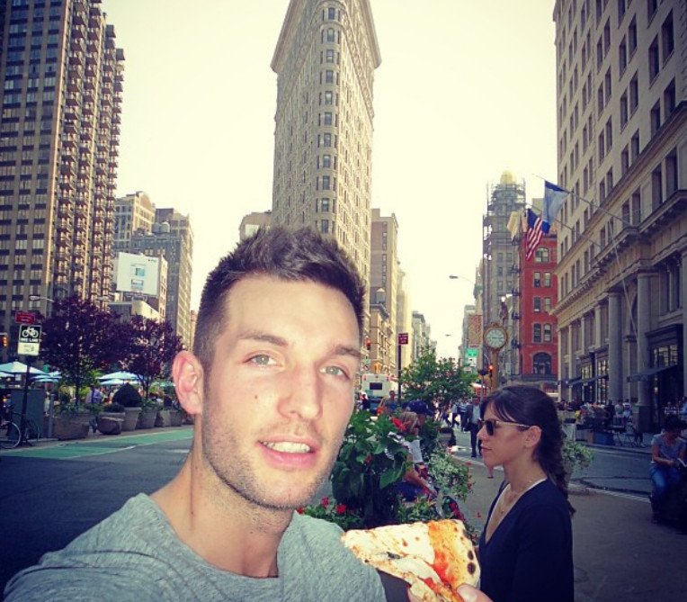  Αυτή είναι ζωή: Σέξι άνδρας ταξιδεύει όλο τον κόσμο και τρώει παντού πίτσα [εικόνες] | iefimerida.gr 4