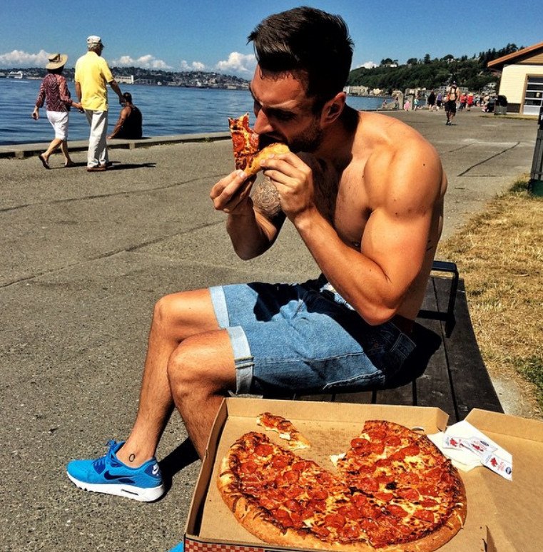  Αυτή είναι ζωή: Σέξι άνδρας ταξιδεύει όλο τον κόσμο και τρώει παντού πίτσα [εικόνες] | iefimerida.gr 3