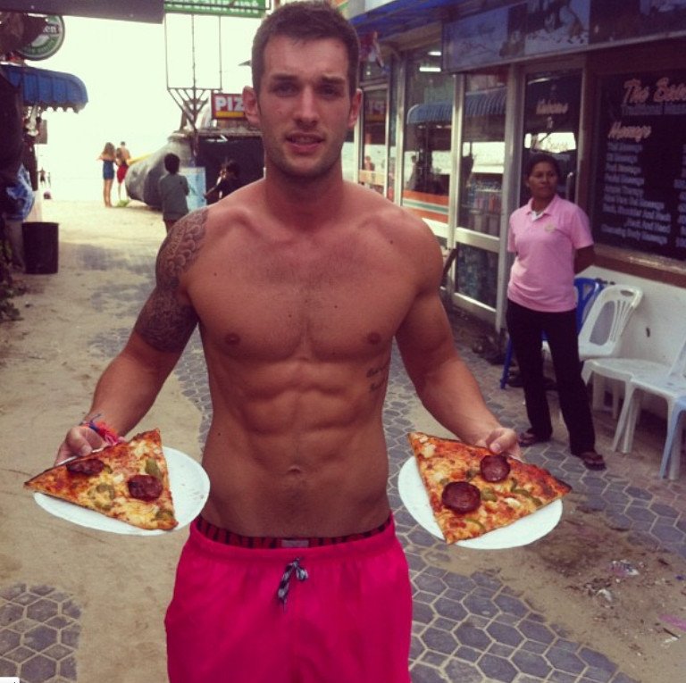  Αυτή είναι ζωή: Σέξι άνδρας ταξιδεύει όλο τον κόσμο και τρώει παντού πίτσα [εικόνες] | iefimerida.gr 8
