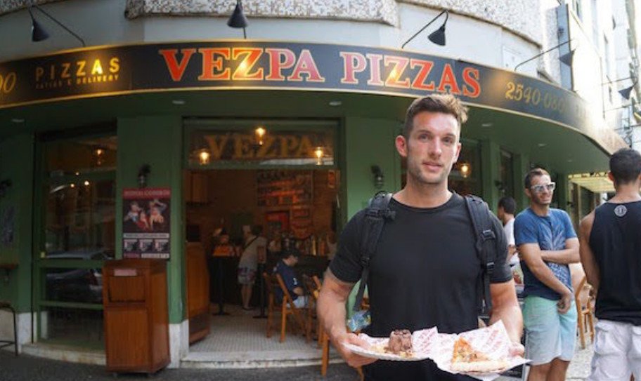  Αυτή είναι ζωή: Σέξι άνδρας ταξιδεύει όλο τον κόσμο και τρώει παντού πίτσα [εικόνες] | iefimerida.gr 2