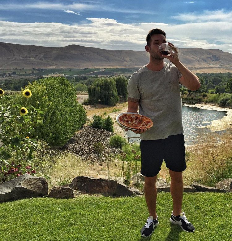  Αυτή είναι ζωή: Σέξι άνδρας ταξιδεύει όλο τον κόσμο και τρώει παντού πίτσα [εικόνες] | iefimerida.gr 1