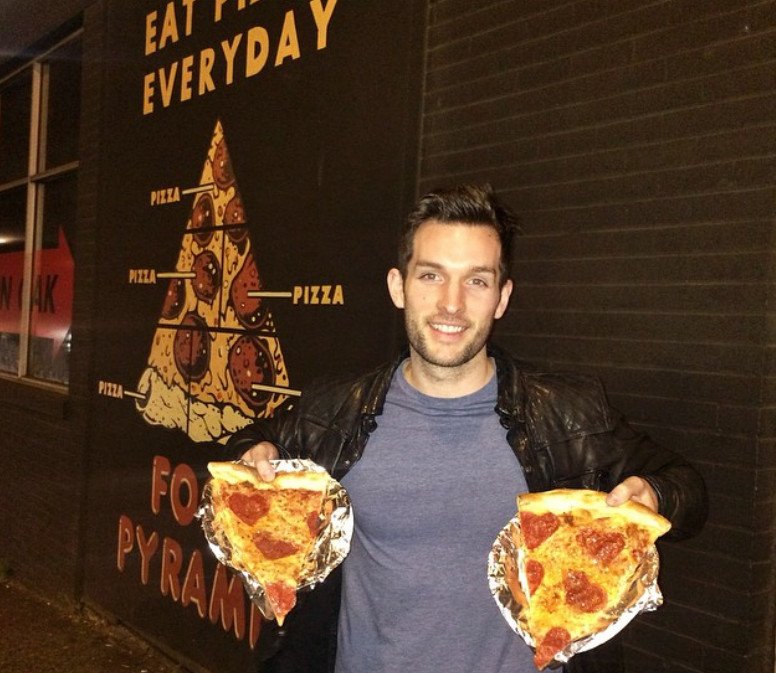  Αυτή είναι ζωή: Σέξι άνδρας ταξιδεύει όλο τον κόσμο και τρώει παντού πίτσα [εικόνες] | iefimerida.gr 0