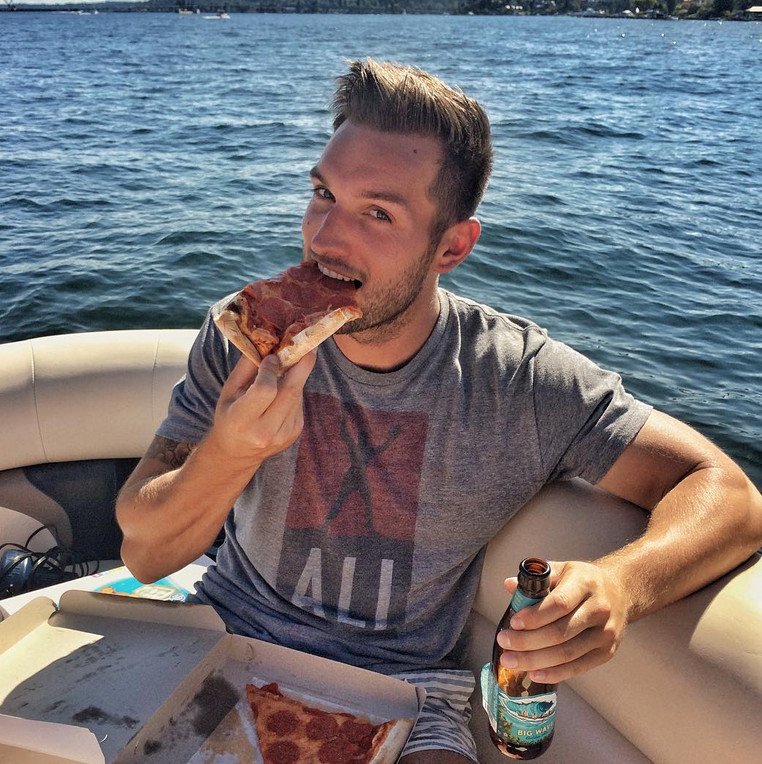  Αυτή είναι ζωή: Σέξι άνδρας ταξιδεύει όλο τον κόσμο και τρώει παντού πίτσα [εικόνες] | iefimerida.gr 7