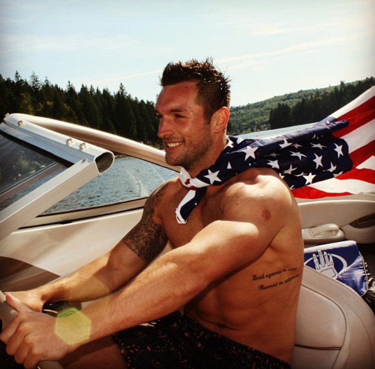  Αυτή είναι ζωή: Σέξι άνδρας ταξιδεύει όλο τον κόσμο και τρώει παντού πίτσα [εικόνες] | iefimerida.gr 9