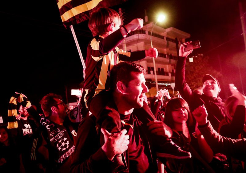 «Κάηκε» η Ν. Φιλαδέλφεια για το πρωτάθλημα της ΑΕΚ -Βγήκαν στους δρόμους [εικόνες] | iefimerida.gr 5