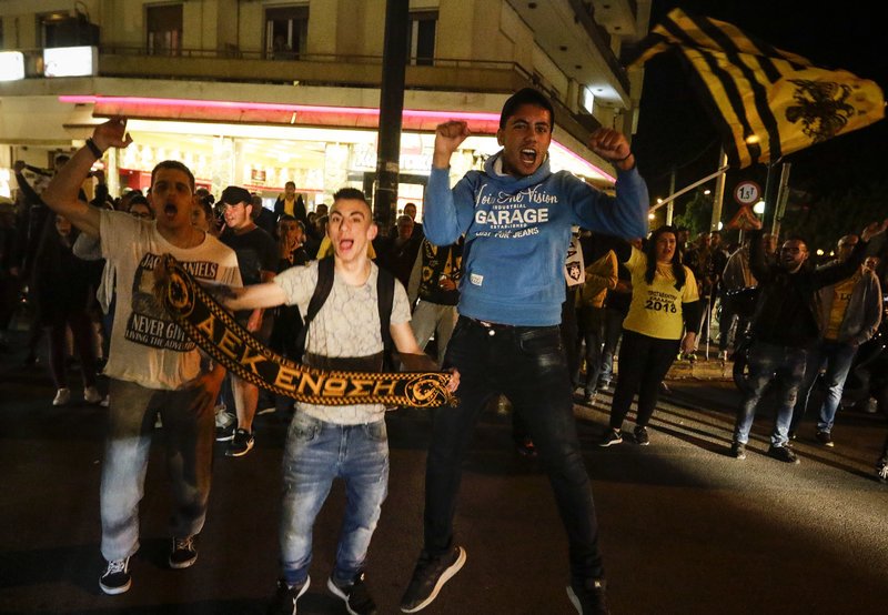 «Κάηκε» η Ν. Φιλαδέλφεια για το πρωτάθλημα της ΑΕΚ -Βγήκαν στους δρόμους [εικόνες] | iefimerida.gr 4