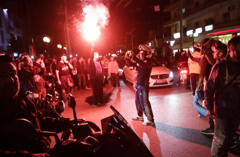 «Κάηκε» η Ν. Φιλαδέλφεια για το πρωτάθλημα της ΑΕΚ -Βγήκαν στους δρόμους [εικόνες] | iefimerida.gr 0