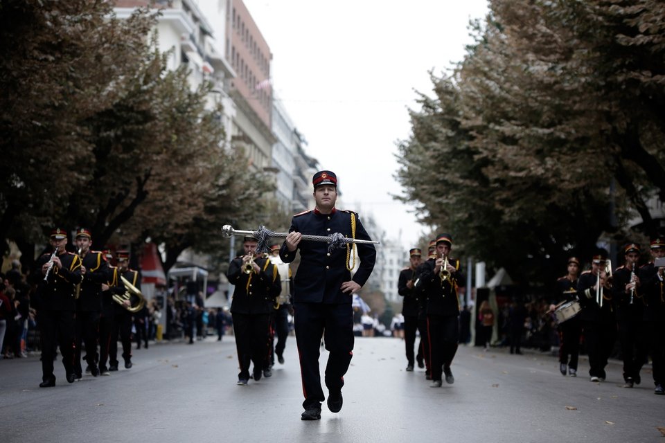 Θεσσαλονίκη: Τα γέλια στην εξέδρα, ο δρομέας και... τα απρόοπτα της μαθητικής παρέλασης! [εικόνες]  | iefimerida.gr 4