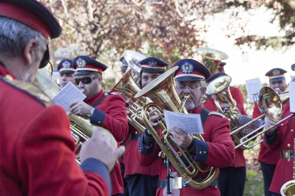 Χριστούγεννα στην Αθήνα: Ο Σαββόπουλος με κάλαντα μπροστά στο καμένο Αττικόν [πρόγραμμα]  | iefimerida.gr 0