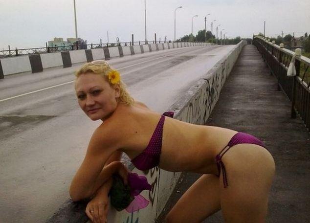 Η υπουργός Εξωτερικών που δεν μπορεί να μείνει ντυμένη -Προωθεί με το μαγιό την ανεξαρτησία του Λουγκάνσκ [εικόνες] | iefimerida.gr 1