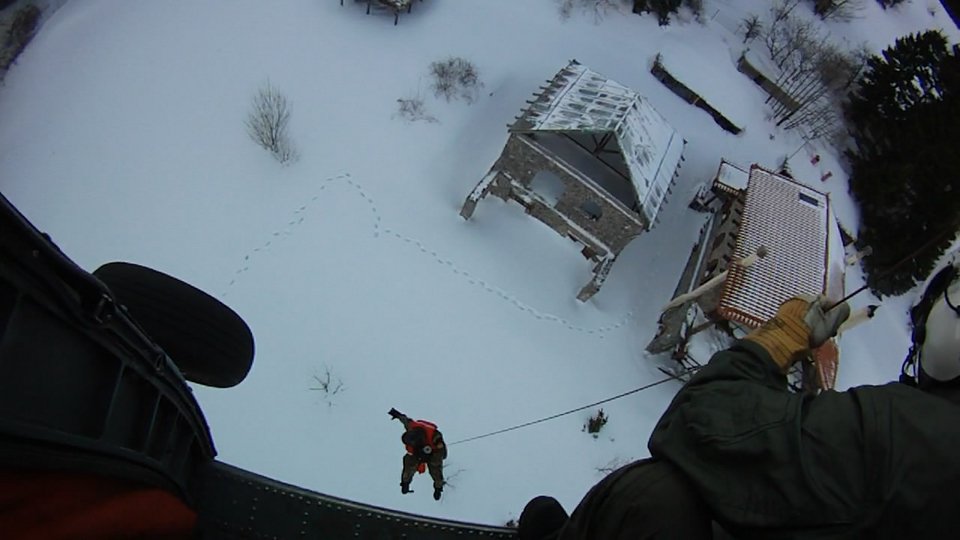 Ελικόπτερο απεγκλώβισε τρία άτομα από το όρος Δίρφη -Είχαν αποκλειστεί από το χιόνι [εικόνες] | iefimerida.gr 2
