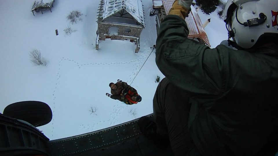 Ελικόπτερο απεγκλώβισε τρία άτομα από το όρος Δίρφη -Είχαν αποκλειστεί από το χιόνι [εικόνες] | iefimerida.gr 1